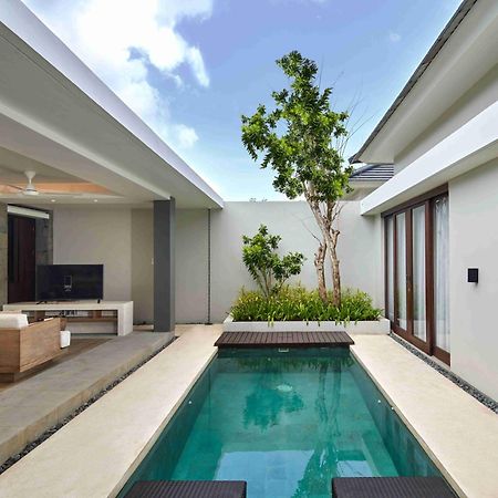 Cross Bali Breakers Villa Jimbaran  Exterior photo