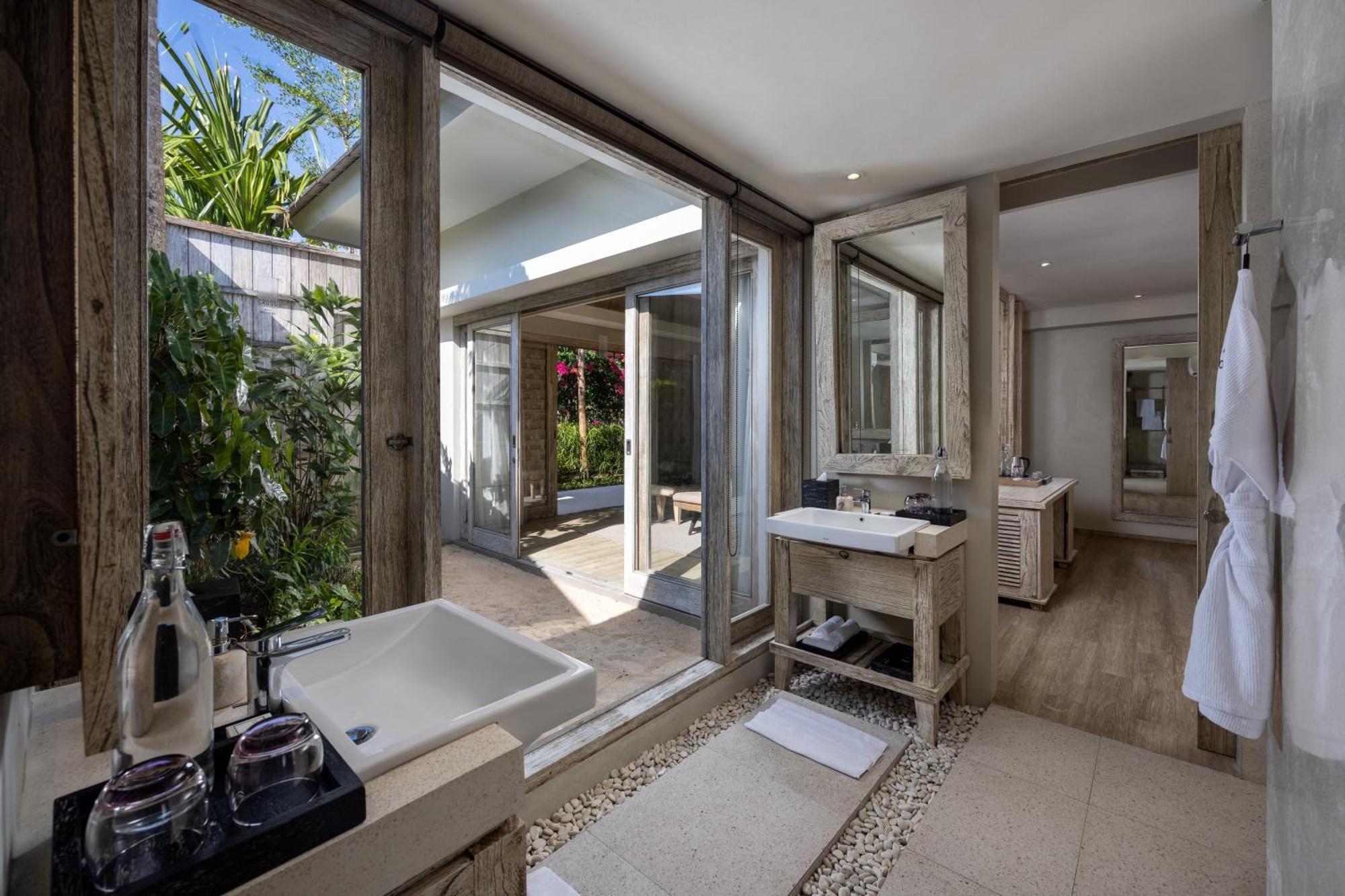 Cross Bali Breakers Villa Jimbaran  Exterior photo