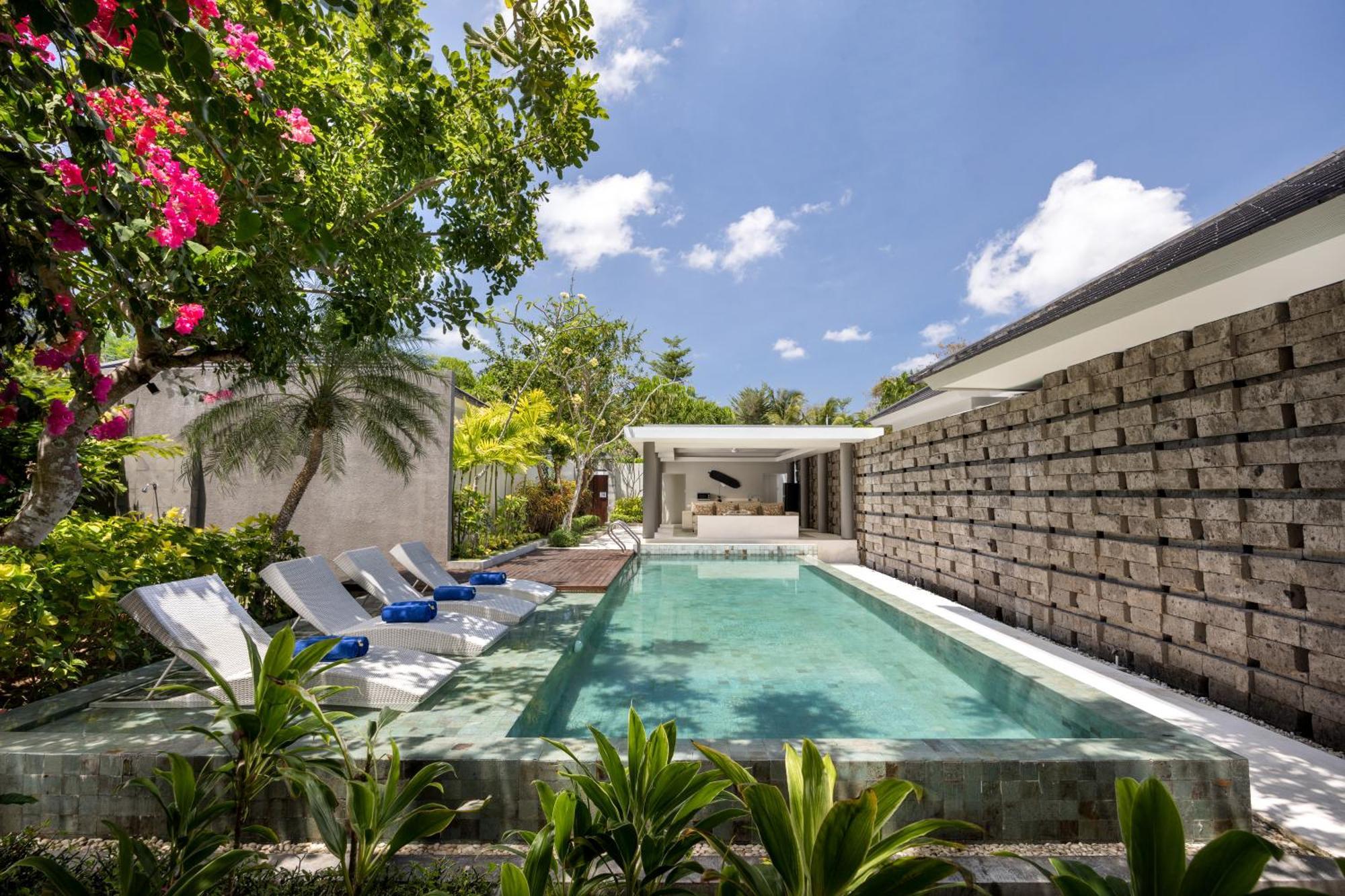 Cross Bali Breakers Villa Jimbaran  Exterior photo