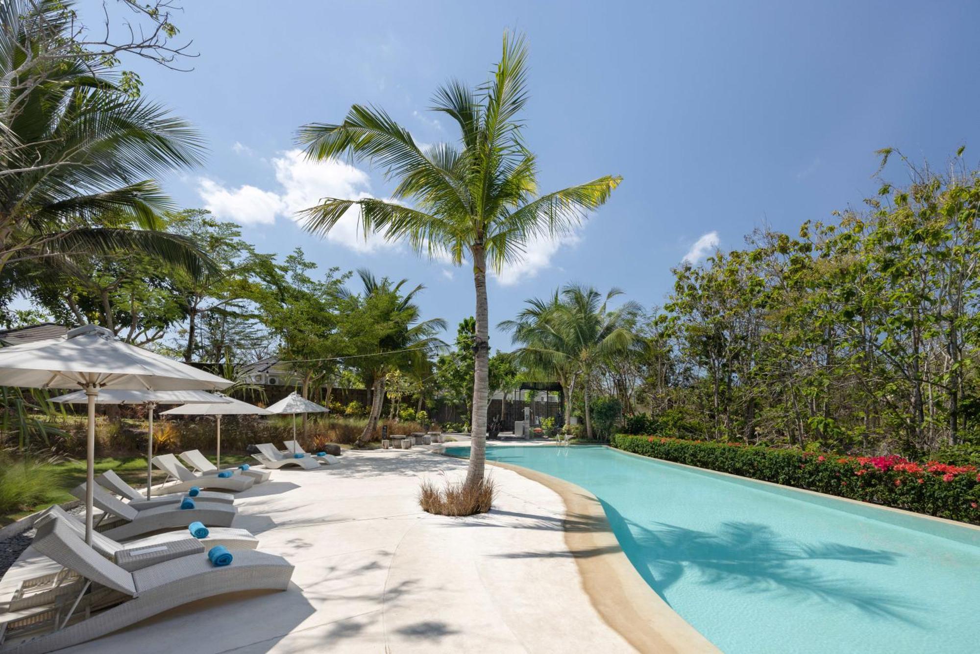 Cross Bali Breakers Villa Jimbaran  Exterior photo