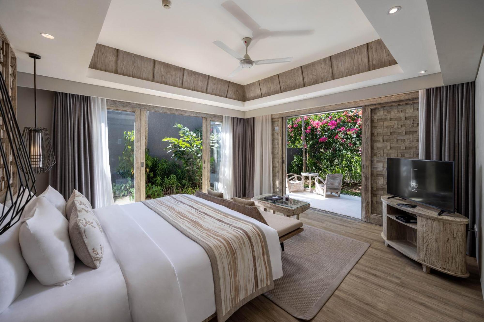Cross Bali Breakers Villa Jimbaran  Exterior photo