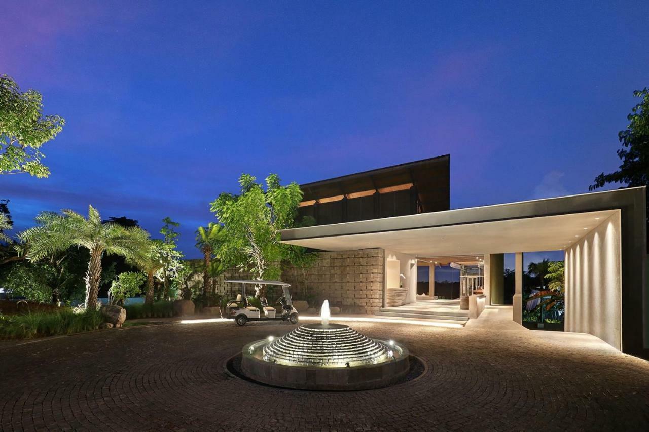 Cross Bali Breakers Villa Jimbaran  Exterior photo